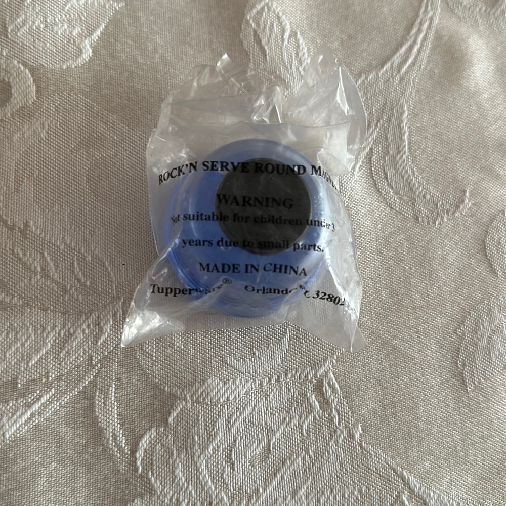 Miniature Tupperware rock’n serve round magnet